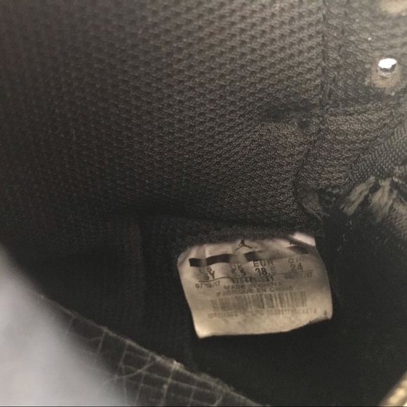 Air Jordan 1 Retro High OG Black Sneakers - Picture 8 of 9